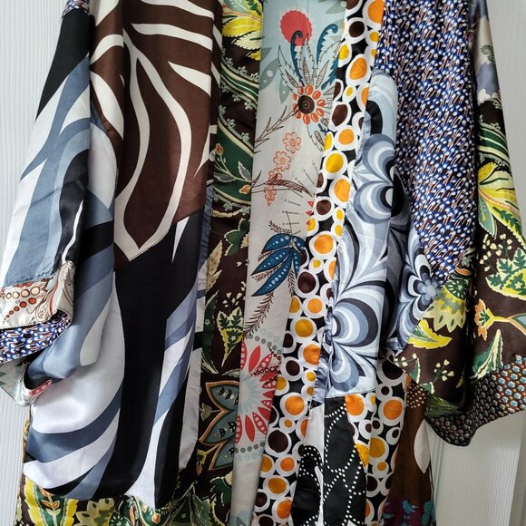 Sacred Threads Reversable Robe - Picture 6 of 7